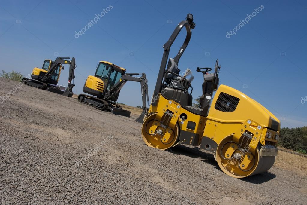 Koparko-ładowarka na placu budowy